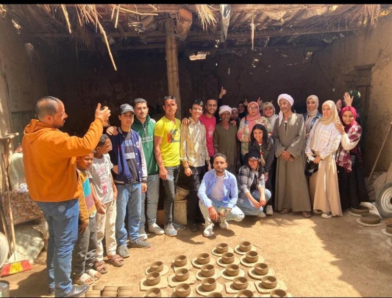 *بقرية ام دومه..كلية الآثار بجامعة سوهاج تنظم زيارة ميدانية للطلاب لمصنع الفخار*