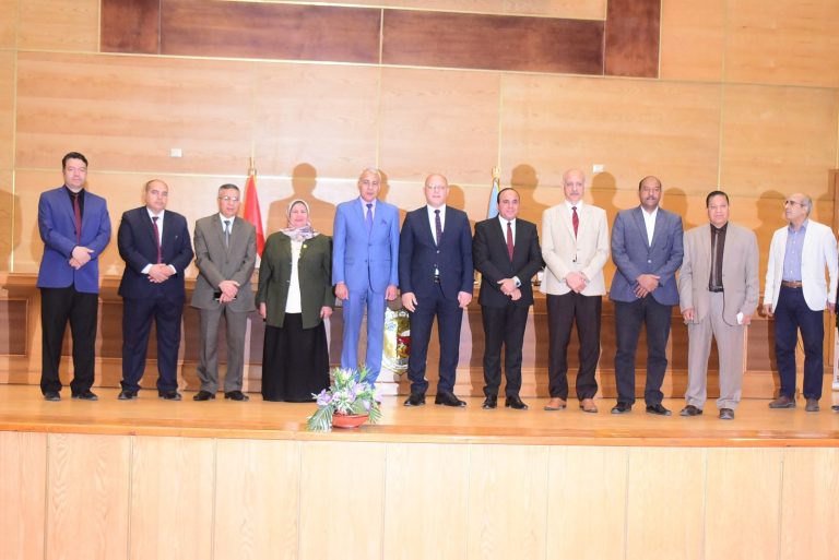 *رئيس جامعة سوهاج يشيد باهتمام القيادة السياسية بملف البيئة والتحول الأخضر خلال افتتاح المؤتمر الدولي البيئي الثالث*