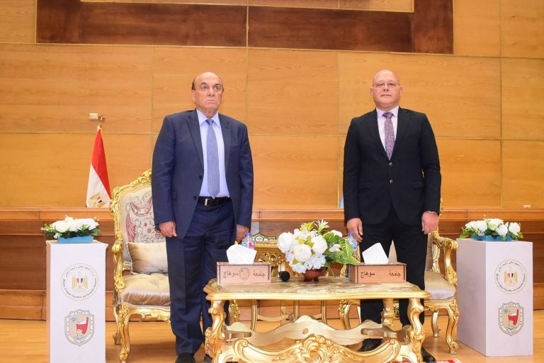 *رحله سيناء من التحرير الي التعمير..ندوة تثقيفية يلقيها اللواء سمير فرج لابنائه طلاب جامعة سوهاج احتفالا بالعيد ٤٣ لاسترداد ارض الفيروز*