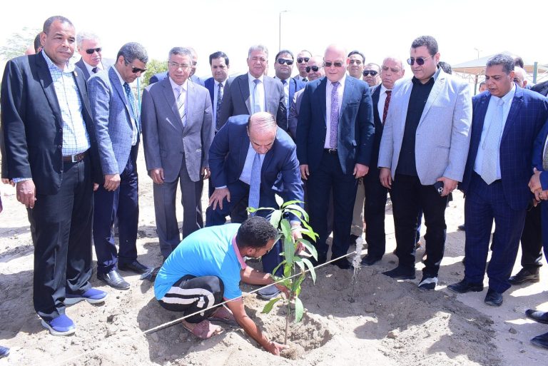*اللواء سمير فرج  يغرس شجرة بإسمه بجامعة سوهاج الجديدة ضمن المبادرة الرئاسية ١٠٠ مليون شجره*