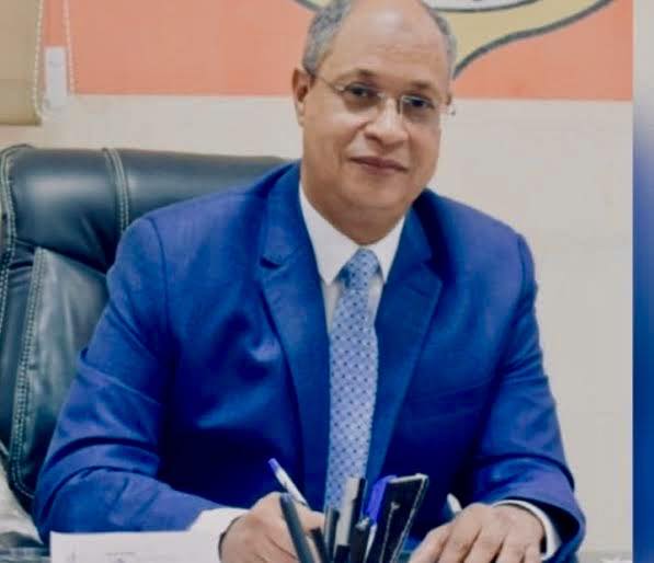 Presidential Decree appointing Dr. Hussein Taha as Dean of the Faculty of Education at Sohag University