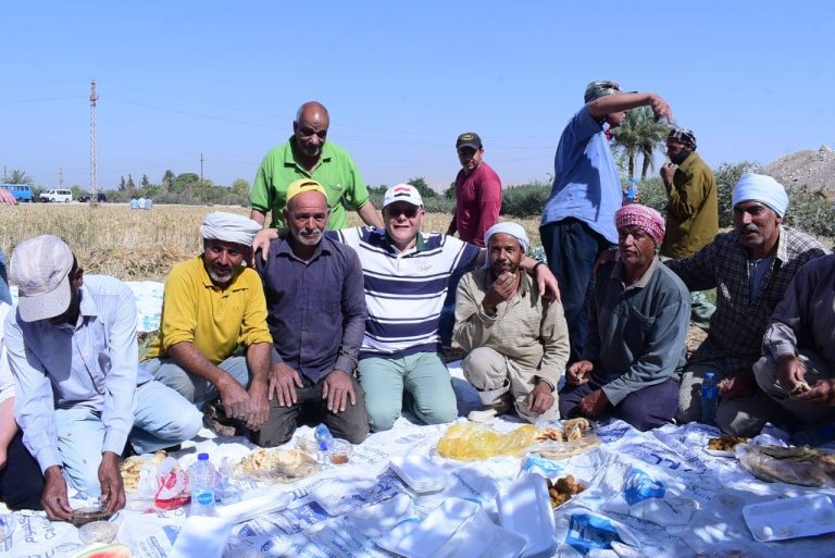 *النعماني يتناول الإفطار مع عمال مزرعة جامعة سوهاج بحي الكوثر..و يشارك في حصاد  ٢٢ فدان قمح آخري  ليصل إجمالي ماتم حصاده بمزارع الجامعة ٤٥ فدان قمح*