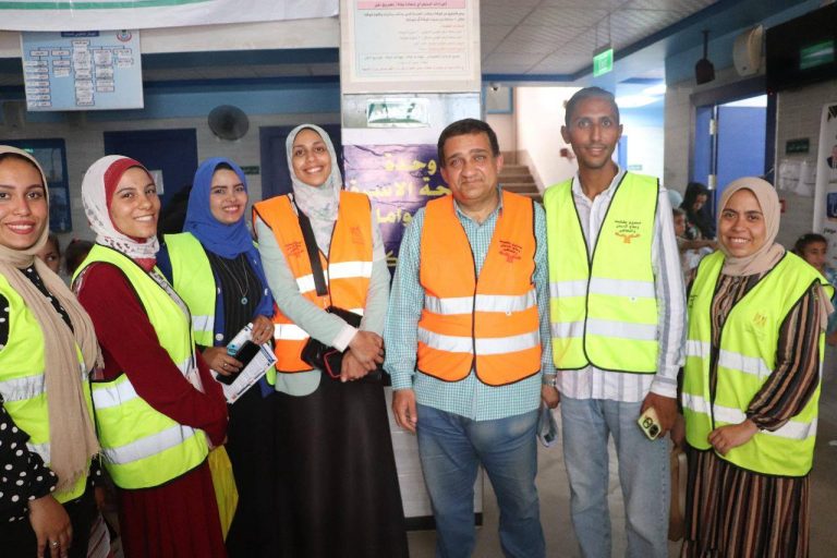 *بالتعاون مع مؤسسةحياه كريمه و وزارة الشباب والرياضة ..جامعة سوهاج تطلق قافلة طبية توعوية تخدم أهالي الكوامل بحري