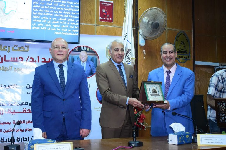 *رئيس جامعة سوهاج يفتتح المؤتمر الطلابي الأول بكلية الآداب ويشيد بمشروعات برنامج الفئات الخاصة الأول من نوعه على مستوى الجامعات المصرية*
