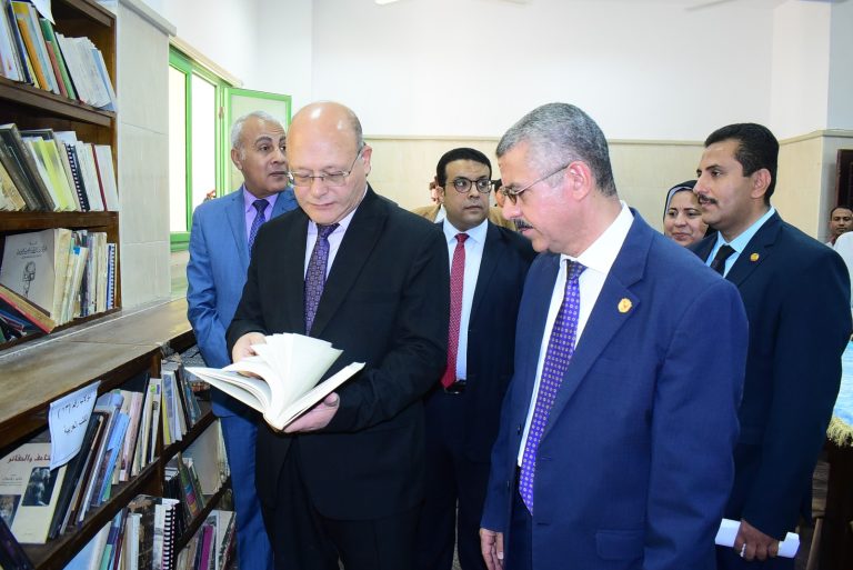 تضمان ٣٠٥٧كتاب.. النعماني يفتتح مكتبتان مهدتان لكلية الآثار وقاعة مجلس الكلية ومعرضا للانشطة والمشروعات الطلابية