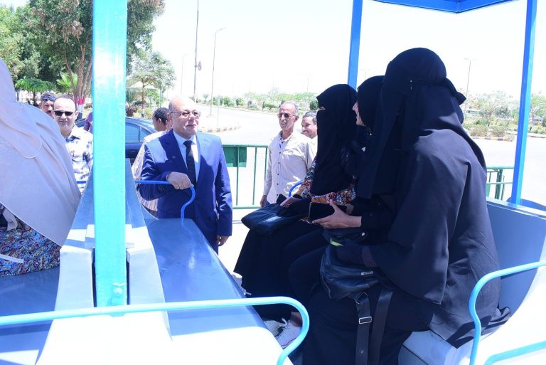 *النعماني يستقل قطار “الطفطف” مع أبنائه الطلاب ويوجه بتخصص مقاعد لذوي الهمم وكبار السن المترددين علي المقر الجديد لجامعة سوهاج*