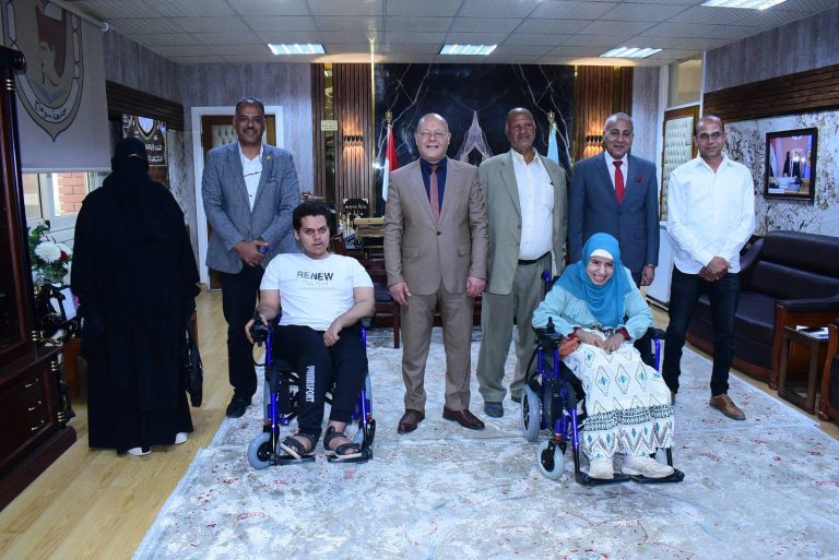 *استمرارا لدعم الطلاب ذو الهمم ..جامعة سوهاج تمنح  ٢ كرسي كهربائي متحرك لطالب وطالبة*