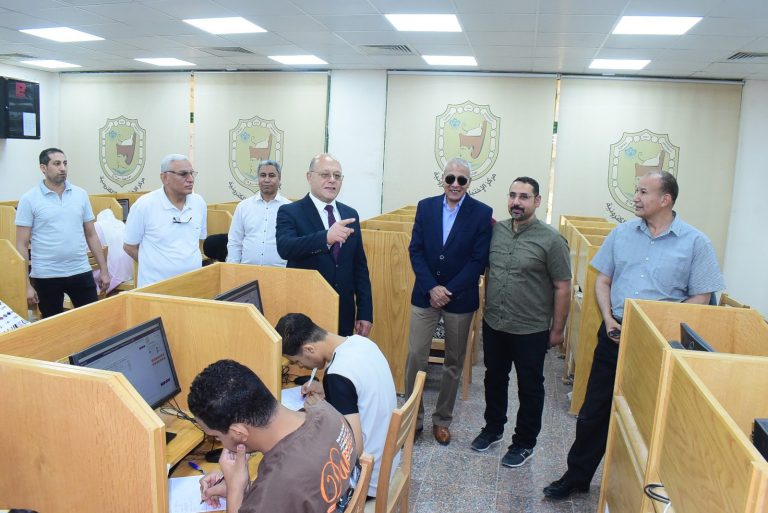 *جولات تفقدية لرئيس جامعة سوهاج لمتابعة سير الإمتحانات بكليات الحاسبات والهندسة والحقوق*