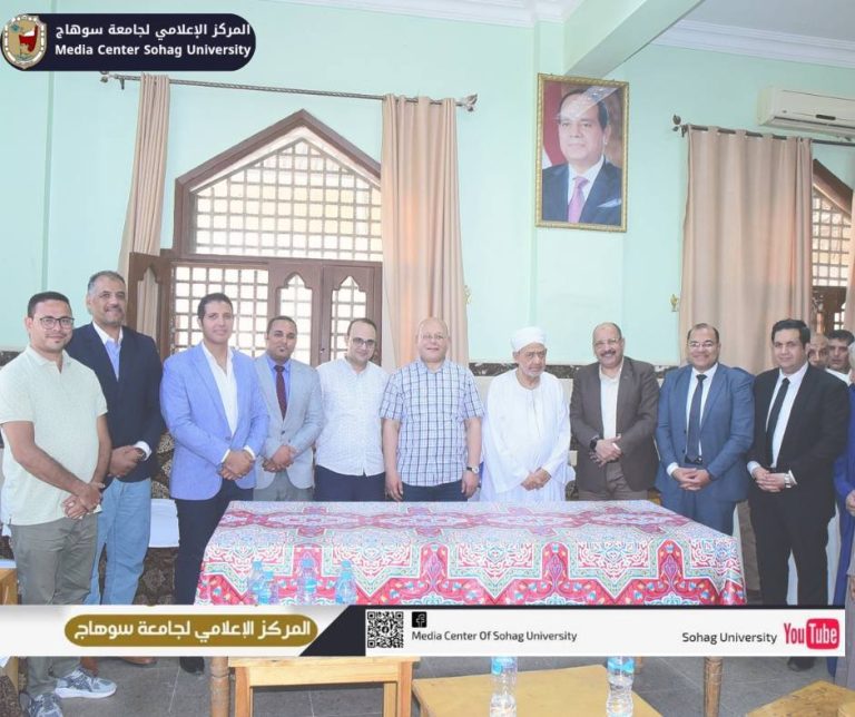 *رئيس جامعة سوهاج في ضيافة فضيلة الإمام شيخ الأزهر بساحة «آل الطيب» بالاقصر*