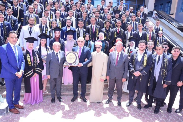 *رئيس جامعة سوهاج ونقيب مهندسين مصر يشهدان حفل تخرج دفعة جديدة من خريجي كلية الهندسة*