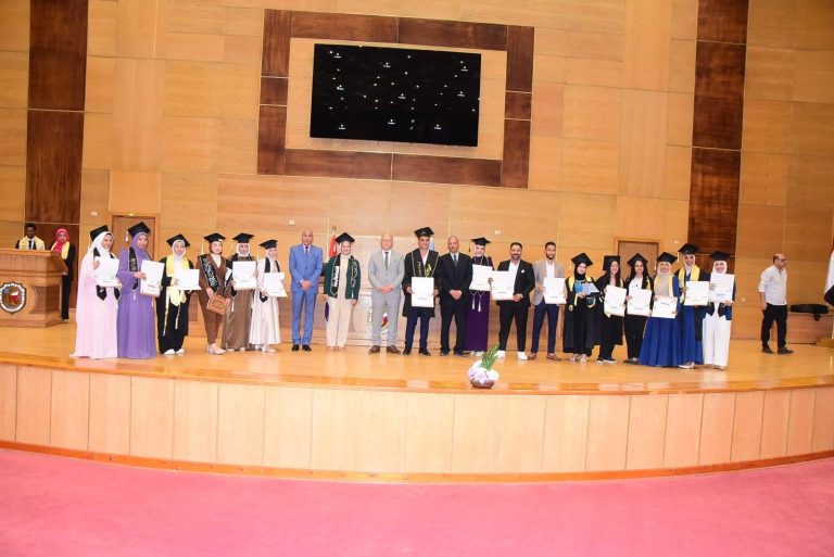 جامعة سوهاج تقف دقيقة حداد على أرواح الـ  19 فتاة من بنات قرية المنوفية..خلال تخريج الدفعه ١٦ من كلية التكنولوجيا والتعليم*