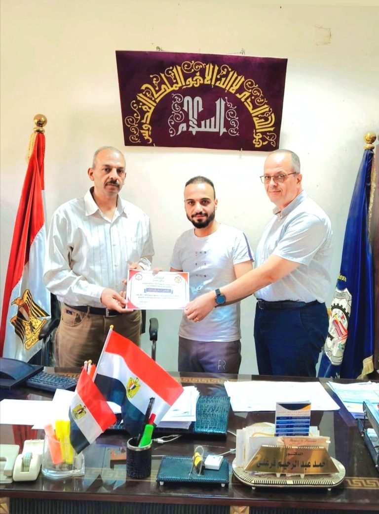 (( تكريم المشرفين على تنظيم حفل تخرج الدفعة 16 كلية التكنولوجيا والتعليم جامعة سوهاج ))