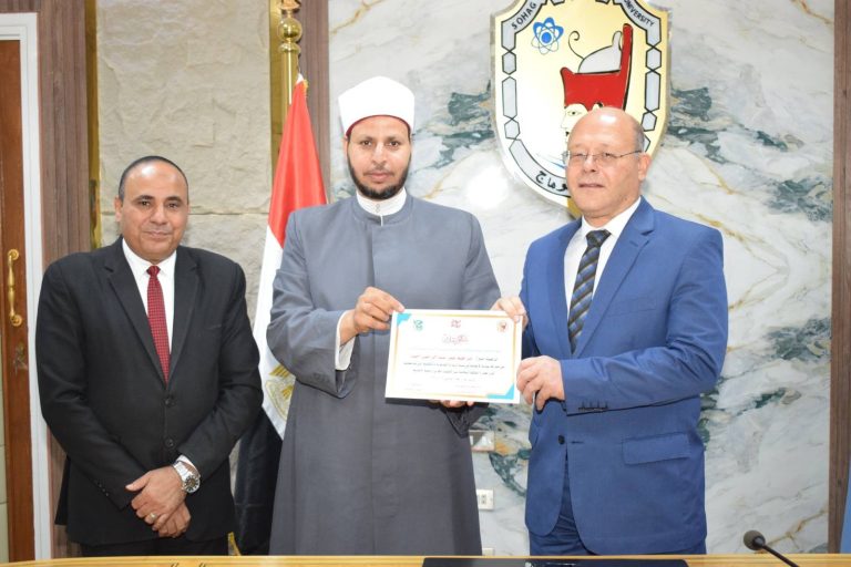 *جامعة سوهاج تكرم مشايخ وزارة الأوقاف والأزهر الشريف وممثلي المجلس القومي للسكان شركاء النجاح في نشر الوعي والتثقيف بقضايا المجتمع*
