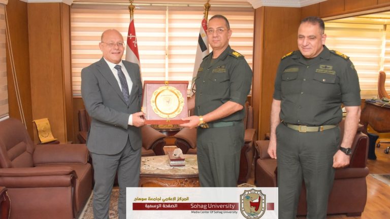 رئيس جامعة سوهاج يهنيء اللواء أركان حرب هشام حسني لتوليه منصب قائد قوات الدفاع الشعبى والعسكرى